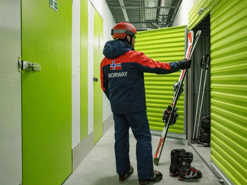 Zimowe ubrania i sprzęt narciarski – jak przygotować garderobę na nowy sezon?